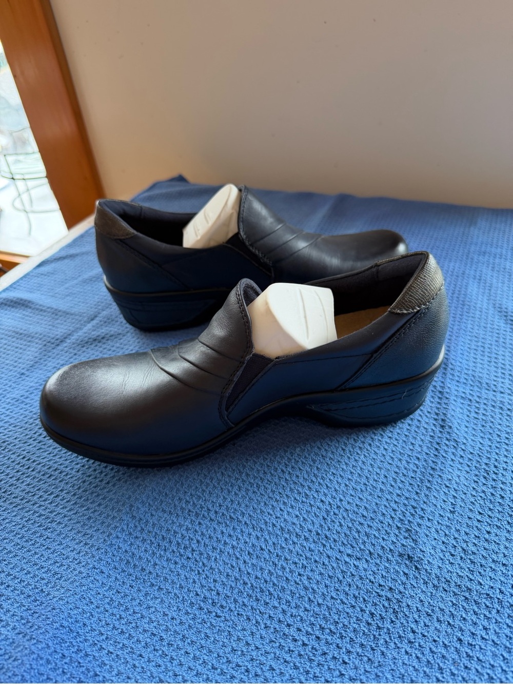Earth Origins Black Slip-On Leather Women's Comfort Loafers
